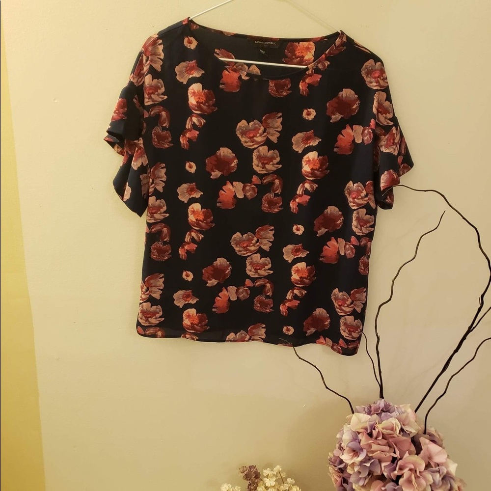 Banana Republic XS navy blue blouse with pink and burgundy roses